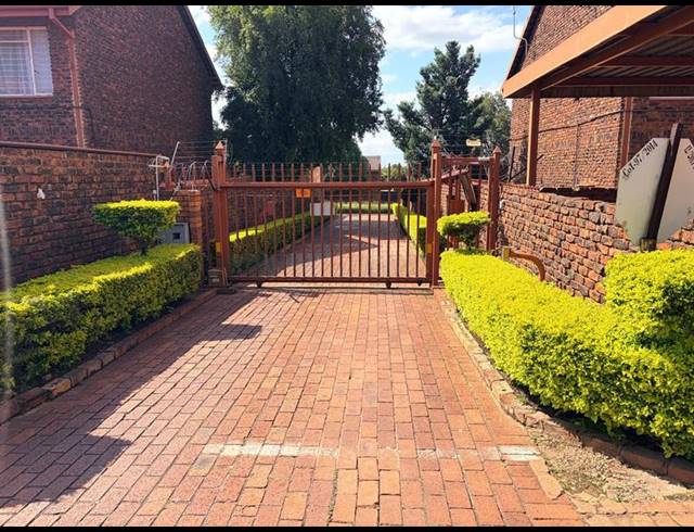 3 BEDROOM TOWNHOUSE FOR SALE IN SILVERTON